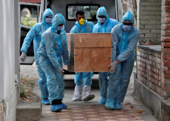 Healthcare workers carry the body of a Central Reserve Police Force (CRPF) member who died of the coronavirus disease (COVID-19), for his cremation at a crematorium in Srinagar July 18, 2020. REUTERS/Danish Ismail