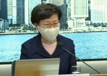 La jefa del ejecutivo de Hong Kong, Carrie Lam. Foto captura de video AFP.