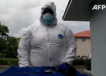 Trabajador funerario EEUU Florida. Foto captura de video AFP.