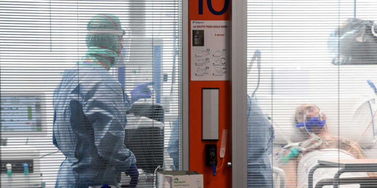 Medical workers wearing a face make and protection gear teand to a patient inside the new coronavirus intensive care unit of the Brescia Poliambulanza hospital, Lombardy, on March 17, 2020. (Photo by Piero CRUCIATTI / AFP)