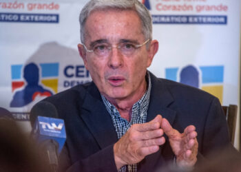 MIA01. MIAMI (EE.UU.), 10/02/2018.- El expresidente y senador colombiano Álvaro Uribe Vélez habla durante una rueda de prensa hoy, sábado 10 de febrero de 2018, en las instalaciones de Signature Grand Davie, condado de Broward, Florida, (Estados Unidos). EFE/Giorgio Viera