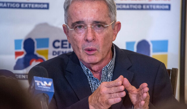 MIA01. MIAMI (EE.UU.), 10/02/2018.- El expresidente y senador colombiano Álvaro Uribe Vélez habla durante una rueda de prensa hoy, sábado 10 de febrero de 2018, en las instalaciones de Signature Grand Davie, condado de Broward, Florida, (Estados Unidos). EFE/Giorgio Viera