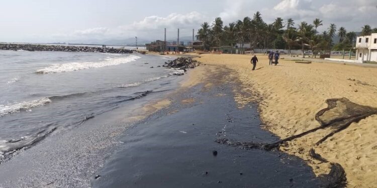 Derrame petrolero en las playas del estado Falcón. Foto de archivo.