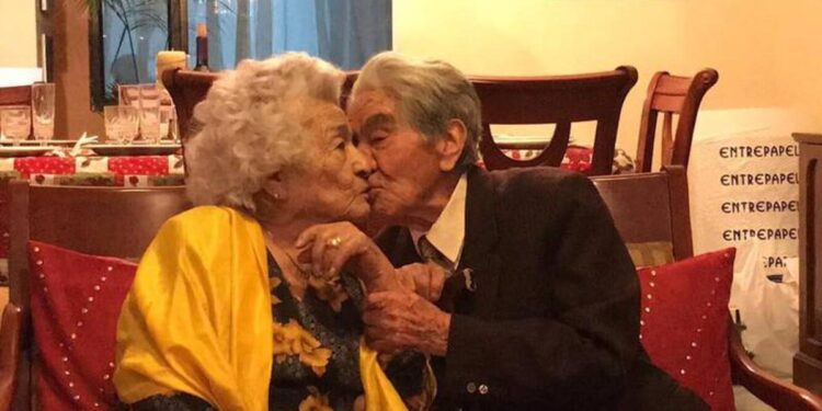 El ecuatoriano Julio César Mora Tapia, de 110 años, y Waldramina Maclovia Quinteros Reyes. Foto Agencias.