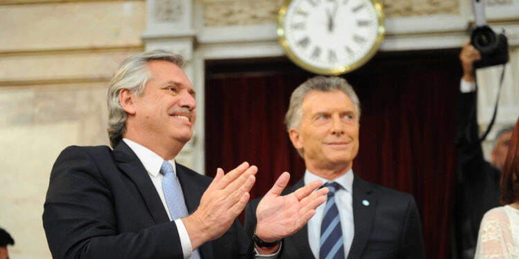 Traspaso de mando. El presidente Alberto Fernández recibe los atributos de manos de el ex presidente Mauricio Macri.
Fotos Emmanuel Fernández