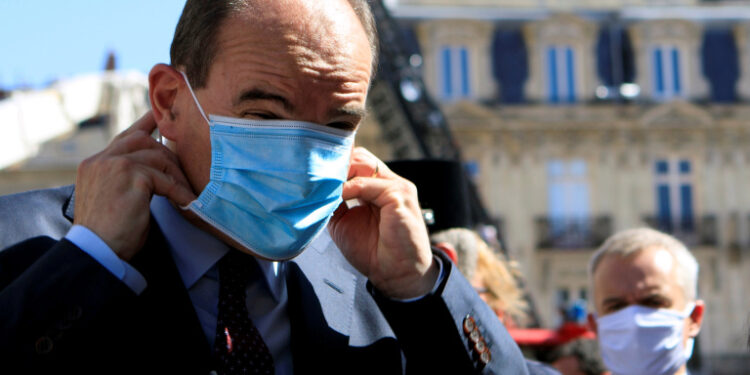 FOTO DE ARCHIVO: El primer ministro francés, Jean Castex, se coloca la mascarilla antes de atender a los medios en Nantes, Francia. 18 de julio de 2020. Laetitia Notarianni/Pool via REUTERS/File Photo