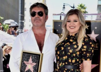 Simon Cowell y Kelly Clarkson. Foto Agencias.