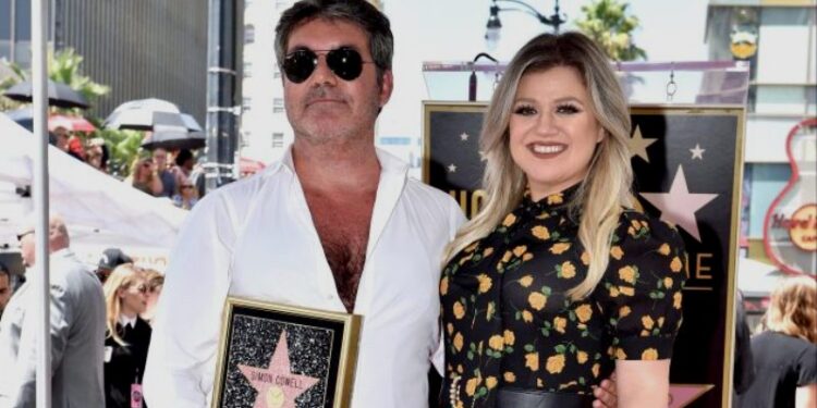 Simon Cowell y Kelly Clarkson. Foto Agencias.