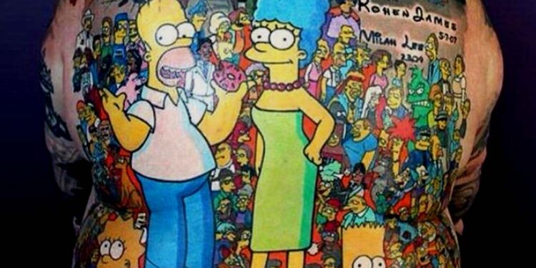 Un australiano de 58 años es fanático de Los Simpsons y decidió tatuar su cuerpo con todos los personajes de la serie. Foto captura Twitter