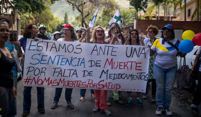 CAR111. CARACAS (VENEZUELA), 30/07/2018.- Decenas de personas participan en una manifestación hoy, lunes 30 de julio del 2018, en la ciudad de Caracas (Venezuela). Enfermeras, médicos y demás trabajadores sanitarios marcharon acompañados de pacientes crónicos hasta la sede de la Organización Panamericana de la Salud (OPS) para "denunciar la grave crisis" que atraviesa el sector salud en Venezuela. EFE/Miguel Gutiérrez