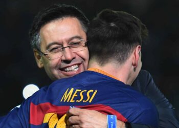 Josep Maria Bartomeu y Lionel Messi. Foto Agencias.