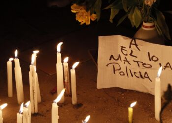 BOG400 BOGOTÁ (COLOMBIA), 10/09/2020.- Fotografía de velas como símbolo de protesta por la muerte de manifestantes, este jueves, en el barrio Verbenal en Bogotá (Colombia). Las protestas callejeras en Bogotá y otras ciudades de Colombia contra la brutalidad policial que causó la muerte del abogado Javier Ordóñez durante su arresto costaron la vida a diez personas en una noche de vandalismo y furia que tiene como principales sospechosos a los propios uniformados. EFE/ Carlos Ortega