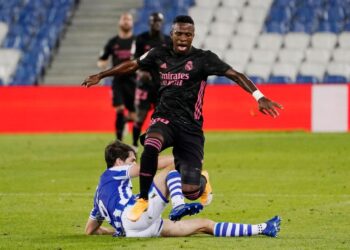 Vinicius Junior del Real Madrid, en acción junto a Aritz Elustondo del Real Sociedad,  San Sebastián, España, 20 de septiembre de 2020. REUTERS/Vincent West