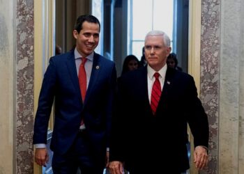 Pdte. (E) Juan Guaidó y el vicepresidente de EEUU Mike Pence. Foto El Tiempo.