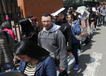 Foto de archivo. Personas hacen fila para presentar sus solicitudes en busca de empleo en Bogotá, Colombia, 31 de mayo, 2019. REUTERS/Luisa González