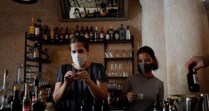 Diana Figueroa prepara tragos para llevar en su restaurante de La Habana en medio de la pandemia de coronavirus. Sep 25, 2020. REUTERS/Alexandre Meneghini