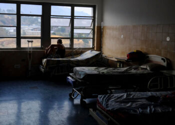 TOPSHOT - A patient looks out from a window at Miguel Perez Carreno hospital, in Caracas, during the worst power outage in Venezuela's history, on March 8, 2019. - Venezuela's government struggled to cope Friday with a massive electricity blackout that paralyzed much of the country as President Nicolas Maduro blamed the chaos on US sabotage. (Photo by MATIAS DELACROIX / AFP) (Photo by MATIAS DELACROIX/AFP via Getty Images)