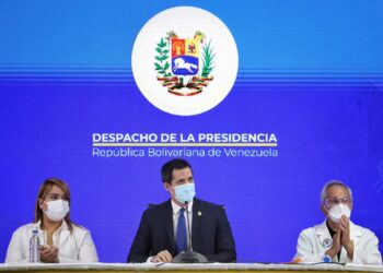 Pdte (e) Juan Guaidó en jornada con Héroes de la salud. Foto: CCN