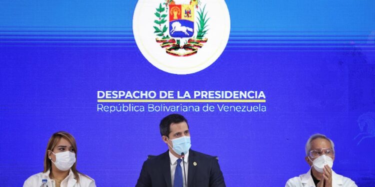 Pdte (e) Juan Guaidó en jornada con Héroes de la salud. Foto: CCN