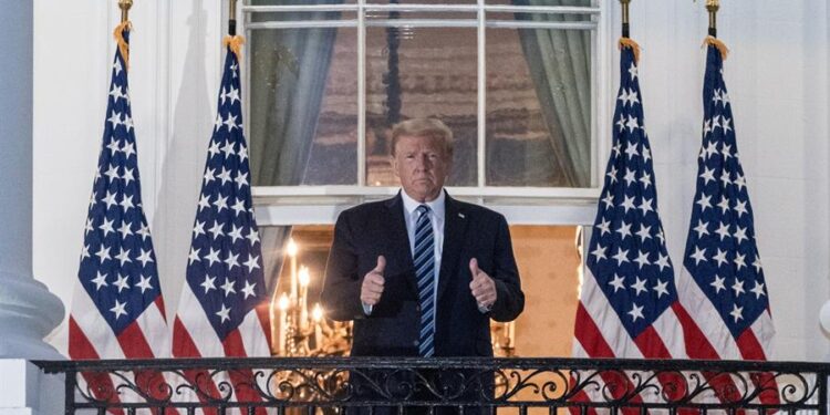 Washington (United States), 05/10/2020.- US President Donald J. Trump gestures after returning to the White House, in Washington, DC, USA, 05 October 2020, following several days at Walter Reed National Military Medical Cent