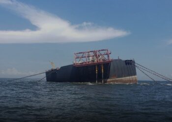 CARACAS, 19 oct (Reuters) - La estatal venezolana Petróleos de Venezuela planea descargar crudo de la instalación flotante “Nabarima” mediante transferencia de barco a barco, en medio de preocupaciones ambientales, dijeron el lunes dos personas familiarizadas con el asunto.  El Nabarima, operado por la empresa conjunta Petrosucre entre PDVSA y la italiana Eni SpA, está en el golfo de Paria frente a la costa este de Venezuela, y tiene almacenados 1,3 millones de barriles de crudo.  Imágenes lo mostraron la semana pasada inclinado de lado, lo que generó preocupaciones sobre un posible derrame de petróleo. Aún no está claro si se corrigió la inclinación.  PDVSA, que tiene una participación de 74% en la empresa, no respondió de inmediato a una solicitud de comentarios. Eni, que posee el 26% restante, declinó hacer comentarios.  No estaba claro de inmediato cómo se llevaría a cabo la transferencia. Al menos dos remolcadores, que se utilizan con frecuencia para facilitar las operaciones, estaban cerca de Nabarima el lunes, según los datos de seguimiento de Refinitv Eikon.  Los datos también mostraron que un petrolero administrado por PDV Marina, el Aframax Icaro, se dirigía a Guiria, en el golfo de Paria. Una de las fuentes dijo que el Icaro estaría involucrado en la operación, posiblemente junto con otro petrolero.  Fishermen and Friends of the Sea, un grupo ambientalista de Trinidad y Tobago que advirtió sobre un posible derrame la semana pasada, dijo el lunes que había recibido imágenes que mostraban que la inclinación se había corregido desde entonces y que el barco estaba en posición vertical.  Petrosucre suspendió la producción poco después de que Washington sancionara a PDVSA en enero de 2019, ya que las medidas privaron a la compañía de su principal comprador de crudo: Citgo Petroleum Corp, filial de refinación de la empresa venezolana en Estados Unidos.  Reporte de Deisy Buitrago en Caracas, Mircely Guanipa en Maracay, Venezuela, Marianna Parraga en Ciudad de México y Luc Cohen. Editado por Javier Leira  Nuestros Estándares: Los principios Thomson Reuters.  MÁS NOTICIAS  Argentina supera millón de casos de coronavirus, el país más pequeño en llegar a esta cifra
ACTUALIZADO HACE HACE 2 HORAS
Votantes hacen filas en Florida para sufragar de forma anticipada en EEUU
ACTUALIZADO HACE HACE 3 HORAS
Socialista Arce gana elección en Bolivia en primera vuelta
ACTUALIZADO HACE HACE 5 HORAS
Presidente Perú niega nuevas denuncias corrupción mientras fiscal abre investigación
ACTUALIZADO HACE HACE 6 HORAS