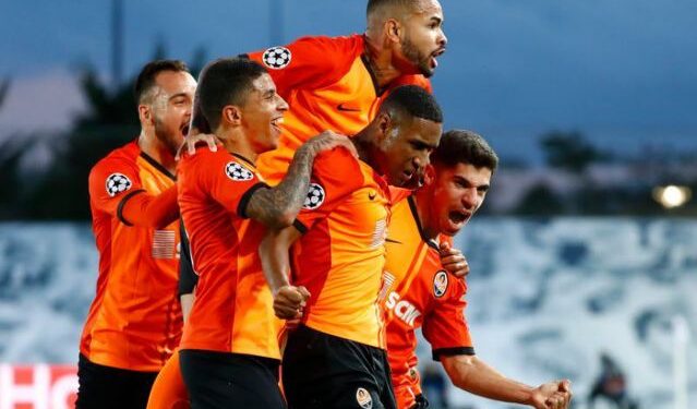 Tete celebra con sus compañeros del Shakhtar Donetsk tras anotar un gol en la victoria 3-2 sobre el Real Madrid por el Grupo B de la Liga de Campeones, Estadio Alfredo Di Stéfano, Madrid, España - Octubre 21, 2020 REUTERS/Juan Medina