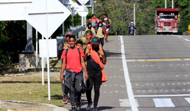 ACOMPAÑA CRÓNICA: COLOMBIA VENEZUELA - AME1643. CÚCUTA (COLOMBIA), 16/10/2020.- Ciudadanos venezolanos que llegaron a Colombia caminando transitan una vía el 15 de octubre de 2020, en Cúcuta (Colombia). La crisis de Venezuela, agravada por la escasez de gasolina, tiene al borde del colapso humanitario el principal paso fronterizo con Colombia donde a diario se mezclan miles de personas que quieren salir de la nación caribeña con los que buscan regresar empujados por la pobreza y la pandemia de la covid-19. EFE/ Mario Caicedo