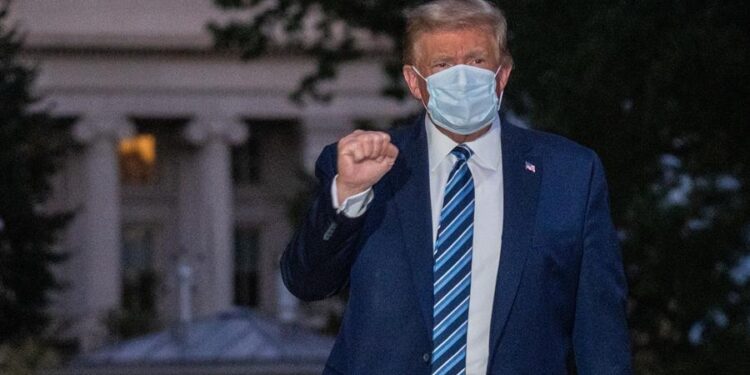 Washington (United States), 05/10/2020.- US President Donald J. Trump gestures after returning to the White House, in Washington, DC, USA, 05 October 2020, following several days at Walter Reed National Military Medical Center for treatment for COVID-19. (Estados Unidos) EFE/EPA/KEN CEDENO / POOL