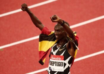 IMAGEN DE ARCHIVO. El atleta ugandés Joshua Cheptegei celebra tras ganar la prueba de 5.000 metros en la Liga Diamante, en Mónaco - Agosto 14, 2020.  Pool vía REUTERS/Guillaume Horcajuelo