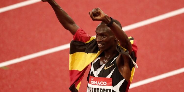 IMAGEN DE ARCHIVO. El atleta ugandés Joshua Cheptegei celebra tras ganar la prueba de 5.000 metros en la Liga Diamante, en Mónaco - Agosto 14, 2020.  Pool vía REUTERS/Guillaume Horcajuelo