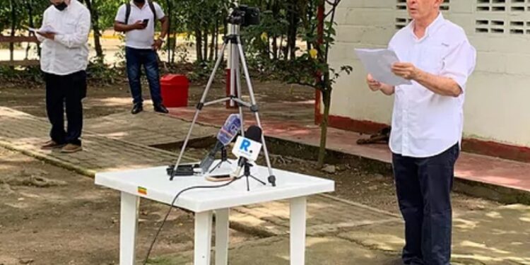 El expresidente Uribe emite un comunicado hoy en Monteria, Colombia. EFE.