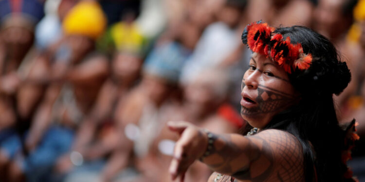 Imagen de archivo de Alessandra Korap de la tribu Munduruku del Amazonas hablando durante una conferencia de prensa para pedir a las autoridades protección para las tierras indígenas y derechos culturales, en Brasilia, Brasil. 21 de noviembre, 2019. REUTERS/Ueslei Marcelino/Archivo