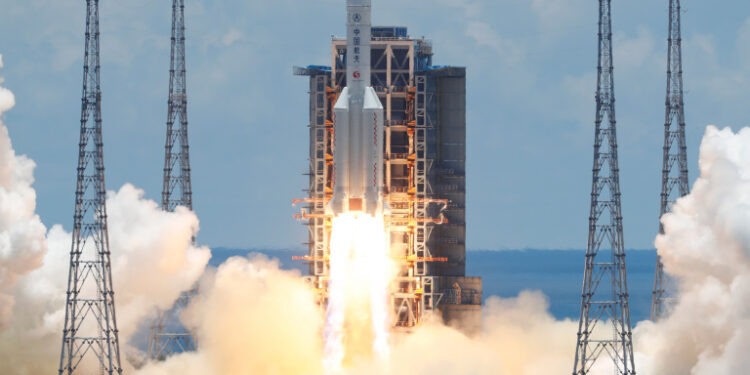 FOTO DE ARCHIVO. El cohete Long March 5 Y-4, que transporta una sonda a Marte no tripulada de la misión Tianwen-1, despega del Centro de Lanzamiento Espacial Wenchang en Wenchang, provincia de Hainan, China. 23 de julio de 2020. REUTERS/Carlos Garcia Rawlins