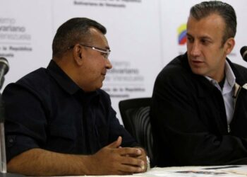 Venezuela's Vice President Tareck El Aissami (R) speaks with Venezuela's Interior and Justice Minister Nestor Reverol during a news conference in Caracas, Venezuela April 6, 2017. REUTERS/Marco Bello