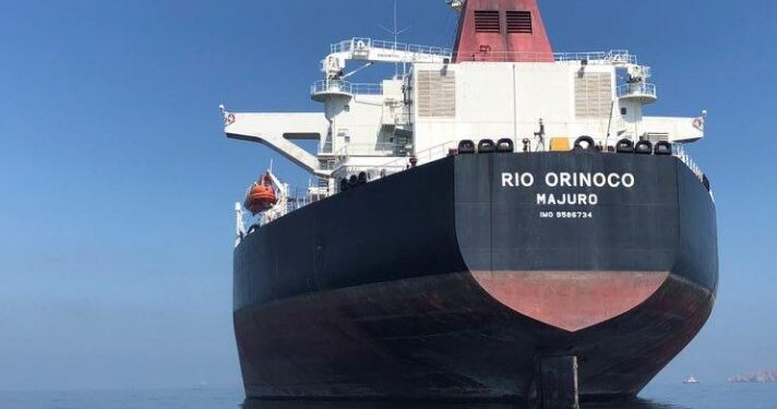 FOTO ARCHIVO- Un tanquero petrolero es visto en el mar frente a la refinería de Puerto La Cruz, en Venezuela Julio 19, 2018. Foto tomada el 19 de julio de 2018 para un reporte especial de la militarización en PDVSA. REUTERS/Alexandra Ulmer