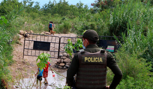 ACOMPAÑA CRÓNICA: COLOMBIA VENEZUELA - AME1643. CÚCUTA (COLOMBIA), 16/10/2020.- Policías custodian los pasos ilegales para evitar el cruce de personas hacía Colombia desde Venezuela, el 15 de octubre de 2020, en Cúcuta (Colombia). La crisis de Venezuela, agravada por la escasez de gasolina, tiene al borde del colapso humanitario el principal paso fronterizo con Colombia donde a diario se mezclan miles de personas que quieren salir de la nación caribeña con los que buscan regresar empujados por la pobreza y la pandemia de la covid-19. EFE/ Mario Caicedo