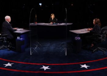 Salt Lake City (United States), 07/10/2020.- Democratic vice presidential nominee Senator Kamala Harris (R) and US Vice President Mike Pence (L) during the vice presidential debate at the University of Utah in Salt Lake City, Utah, USA, 07 October 2020. (Elecciones, Estados Unidos) EFE/EPA/Justin Sullivan / POOL