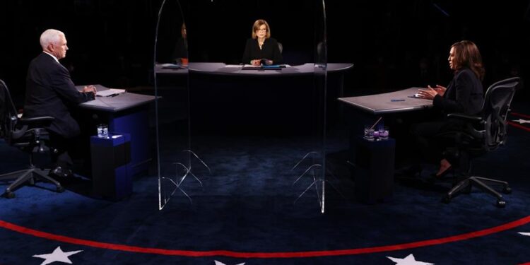 Salt Lake City (United States), 07/10/2020.- Democratic vice presidential nominee Senator Kamala Harris (R) and US Vice President Mike Pence (L) during the vice presidential debate at the University of Utah in Salt Lake City, Utah, USA, 07 October 2020. (Elecciones, Estados Unidos) EFE/EPA/Justin Sullivan / POOL