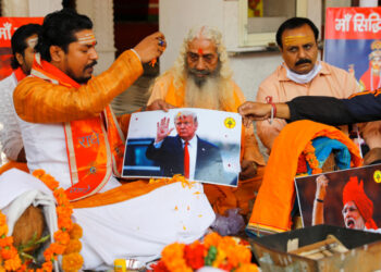 Activistas de Hindu Sena, un grupo hindú de derecha, realizan una oración especial para asegurar la victoria del presidente de Estados Unidos, Donald Trump, en las elecciones, en Nueva Delhi, India. 3 de noviembre de 2020. REUTERS/Adnan Abidi