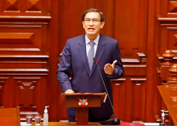 AME7018. LIMA (PERÚ), 09/11/2020.- Fotografía cedida por la Presidencia del Perú donde se observa al presidente peruano, Martín Vizcarra, durante un discurso en el que expone su defensa ante el Congreso hoy, en Lima (Perú). El Congreso de Perú dio inicio este lunes al proceso de destitución del presidente Vizcarra por presunta "incapacidad moral", a raíz de las denuncias de supuesta corrupción cuando dirigió el Gobierno regional de Moquegua, entre 2011 y 2014. El mandatario peruano acudió al pleno del Parlamento para hacer personalmente su defensa ante un Poder Legislativo mayoritariamente opositor y que lo intenta destituir por segunda vez en menos de dos meses. EFE/ Juan Pablo Azabache/Presidencia Perú/ SÓLO USO EDITORIAL/NO VENTAS