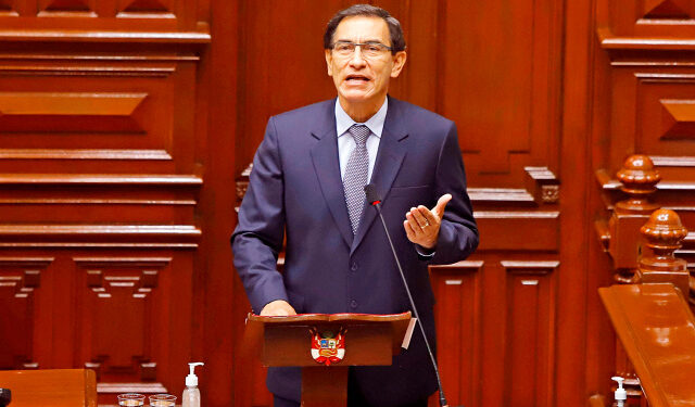 AME7018. LIMA (PERÚ), 09/11/2020.- Fotografía cedida por la Presidencia del Perú donde se observa al presidente peruano, Martín Vizcarra, durante un discurso en el que expone su defensa ante el Congreso hoy, en Lima (Perú). El Congreso de Perú dio inicio este lunes al proceso de destitución del presidente Vizcarra por presunta "incapacidad moral", a raíz de las denuncias de supuesta corrupción cuando dirigió el Gobierno regional de Moquegua, entre 2011 y 2014. El mandatario peruano acudió al pleno del Parlamento para hacer personalmente su defensa ante un Poder Legislativo mayoritariamente opositor y que lo intenta destituir por segunda vez en menos de dos meses. EFE/ Juan Pablo Azabache/Presidencia Perú/ SÓLO USO EDITORIAL/NO VENTAS