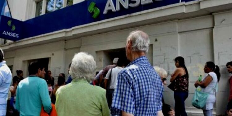 Anses. Argentina. jubilados. Foto de archivo.