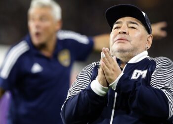 (FILES) In this file photo taken on March 07, 2020 Argentine former football star Diego Maradona acknowledges spectators during an homage before the start of the Argentina First Division 2020 Superliga Tournament football match Boca Juniors vs Gimnasia La Plata, at La Bombonera stadium, in Buenos Aires. - Argentine football great Diego Maradona was admitted to hospital on November 2, 2020 for medical checks, his personal doctor announced. (Photo by ALEJANDRO PAGNI / AFP)