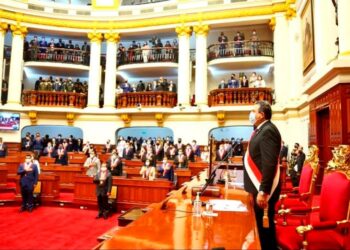 El Congreso de la República de Perú que muestra a Manuel Merino de Lama durante su investidura como presidente del país.