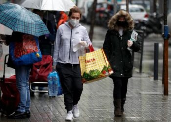 GRAFCAT5260. BARCELONA, 21/04/2020.- Una mujer camina por una calle de L'Hospitalet, este martes, trigésimo octavo día del estado de alarma decretado por el Gobierno por la pandemia de coronavirus. EFE/Toni Albir