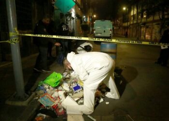 Ciudad de México, 01 noviembre 2020. Un hombre fue detenido cuando transportaba el cadáver de una persona en República de Chile casi esquina con Belisario Domínguez en el Centro Histórico. Esta persona fue detenida por policías de este perímetro. Foto: Luis Carbayo/cuartoscuro.com