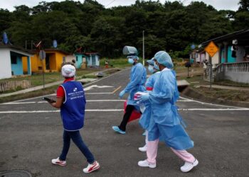 Personal médico del Ministerio de Salud de Panamá (MINSA) participa en una jornada de trazabilidad para detectar COVID-19 en la comunidad de Kuna Nega en Ciudad de Panamá (Panamá). EFE/Bienvenido Velasco/Archivo