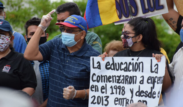 Los zulianos se concentraron frente a la Inspectoría del Trabajo en Maracaibo. Exigieron mejores reivindicaciones laborales para los maestros y trabajadores venezolanos. Fotos: Carla Reina Bocaranda.