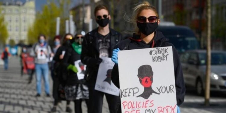 Protestas contra el endurecimiento de la ley del aborto en Polonia. Foto agencias