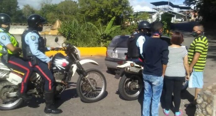 Motorizados llegaron a robar a caminantes que van a la frontera. Foto cortesía de la comunidad. Foto: Cortesía